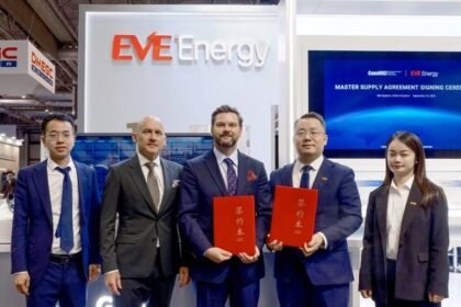 EVE Energy and CommVOLT executives shake hands to mark 500 MWh strategic agreement for Europe’s renewable energy transition