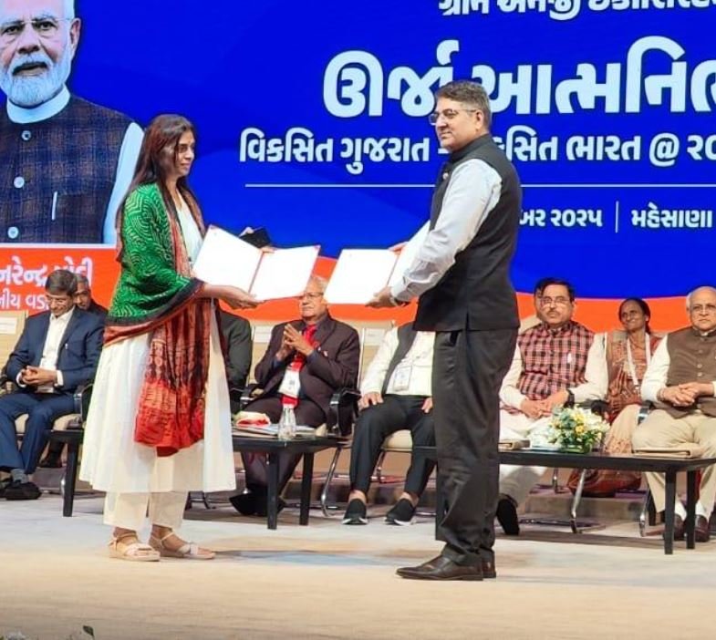 Essar Renewables signs ₹20,000 crore MoU with Government of Gujarat for 4 GW renewable energy projects at Vibrant Gujarat Regional Conference.