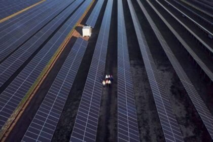 Aerial view of large-scale solar farm in Bikaner, representing Blueleaf Energy and Jakson Green’s 840 MWp project milestone.