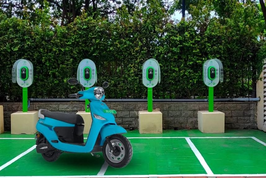 Representatives of Bijliride, DeCharge, and Bolt.Earth announcing a strategic partnership to integrate EV charging networks into the Bijliride mobile app.