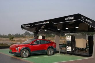 Mahindra announces plans to set up 250 ultrafast EV charging stations with 180 kW capacity across India by 2027.