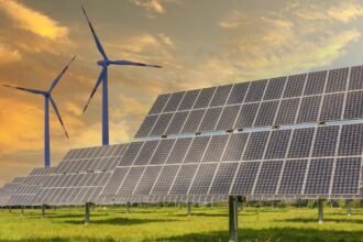 Renewable energy revolution in India showing solar panels, wind turbines, green hydrogen, and electric vehicles driving clean-energy growth in 2025.