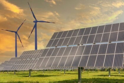 Renewable energy revolution in India showing solar panels, wind turbines, green hydrogen, and electric vehicles driving clean-energy growth in 2025.