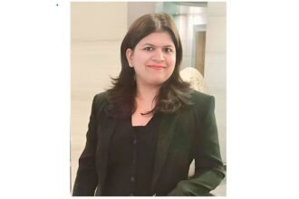 Engineers and industry leaders collaborating on green hydrogen technology and clean energy infrastructure in India.