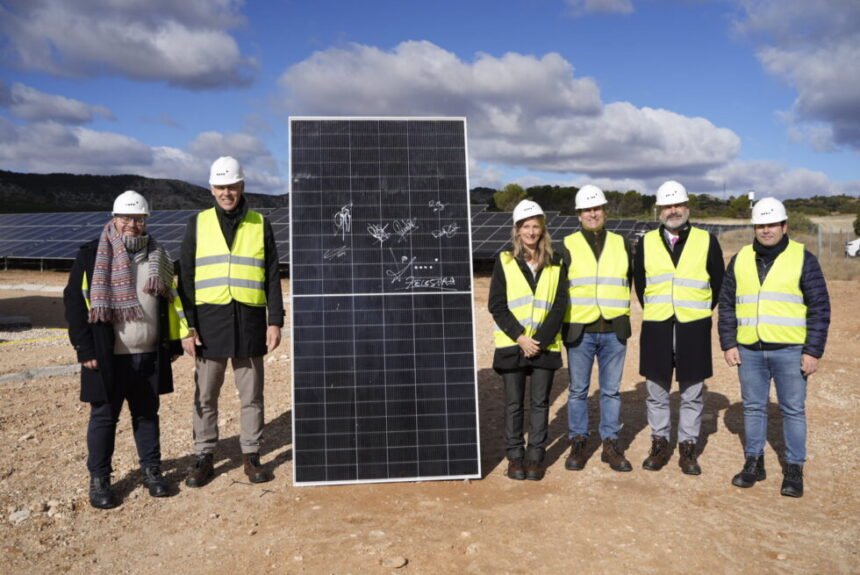 Solar panels installed at the 50.4 MWdc José Cabrera photovoltaic plant in Pastrana, Guadalajara, developed by Zelestra and Graphic Packaging.