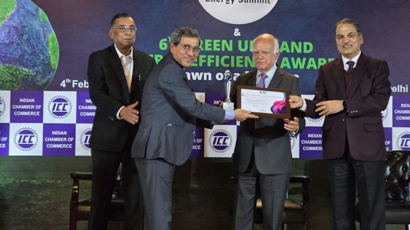 Jupiter International receiving Silver Award for solar cell manufacturing.